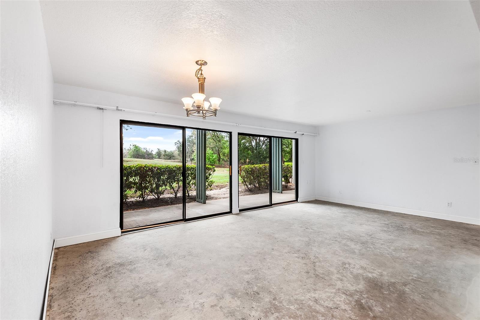 GRENELEFE CONDO CORNER LAKE EAST - Residential