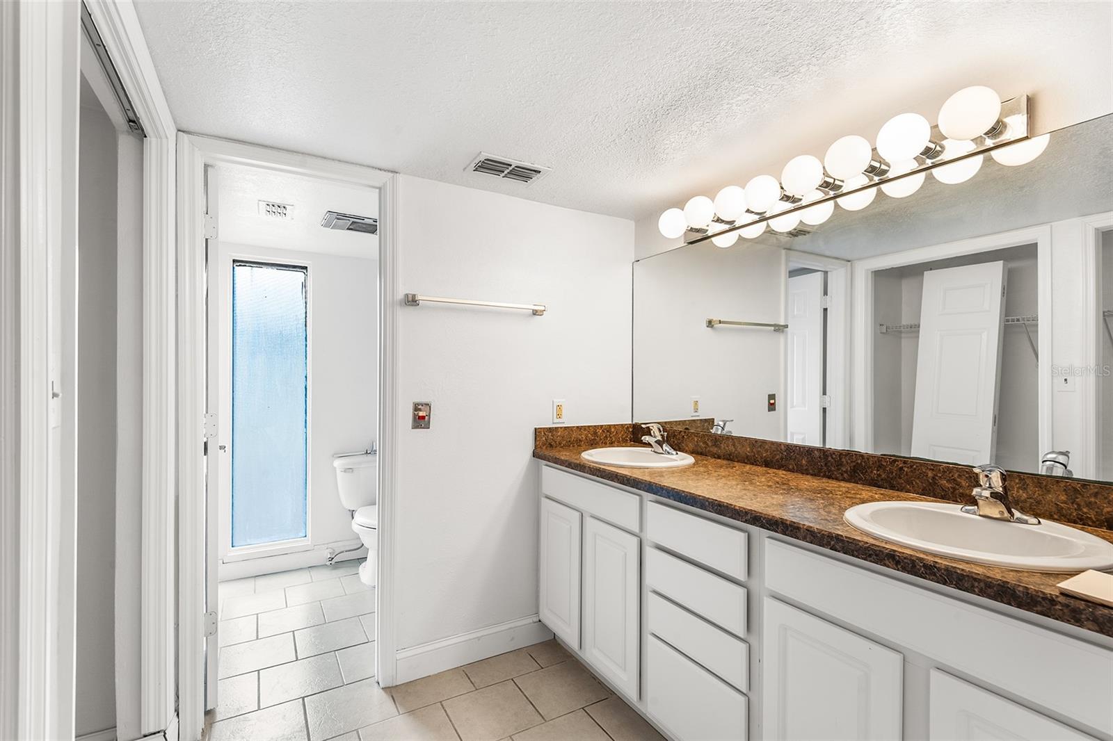 GRENELEFE CONDO CORNER LAKE EAST - Residential