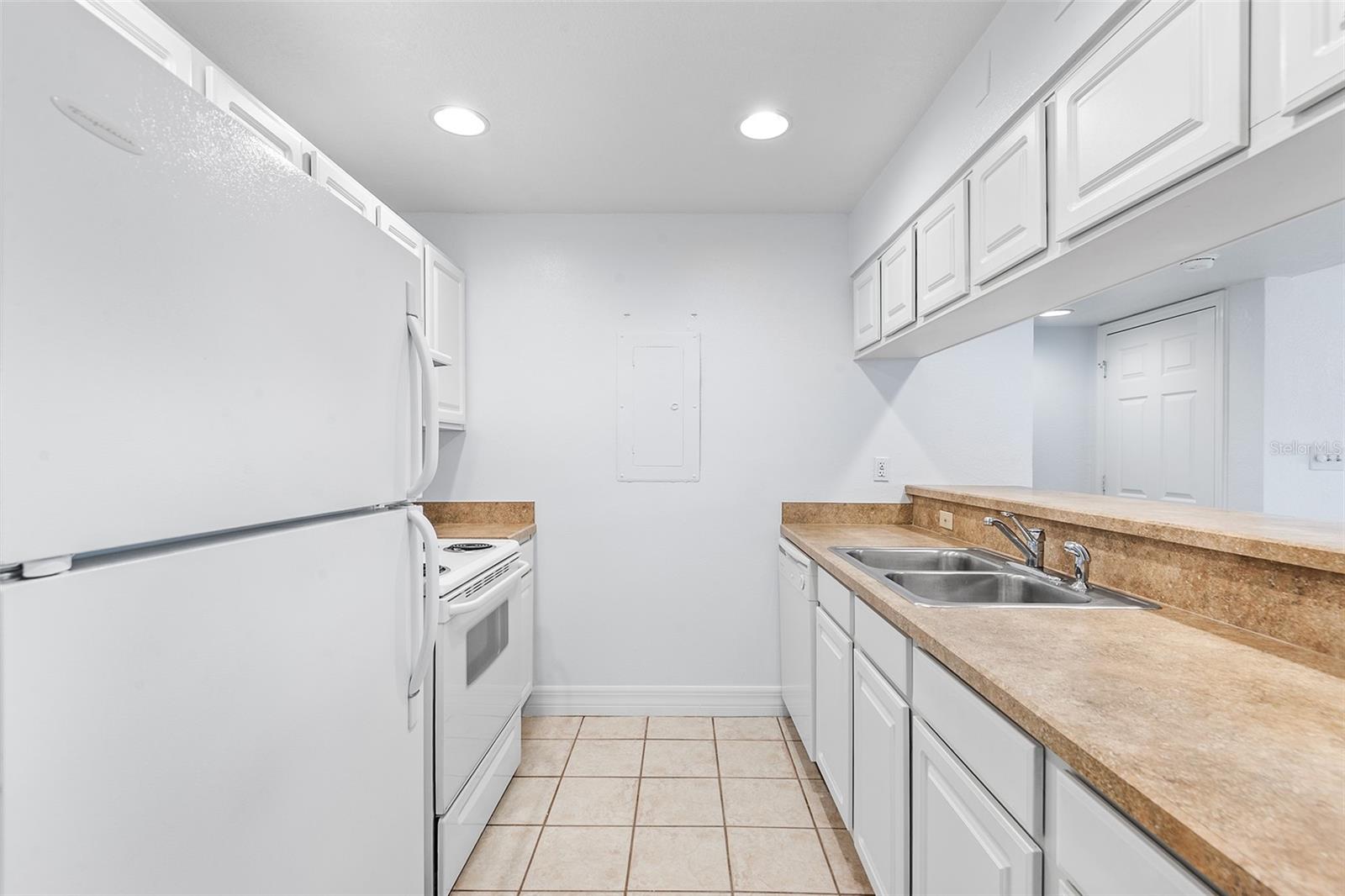 GRENELEFE CONDO CORNER LAKE EAST - Residential