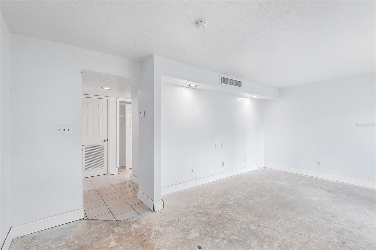 GRENELEFE CONDO CORNER LAKE EAST - Residential