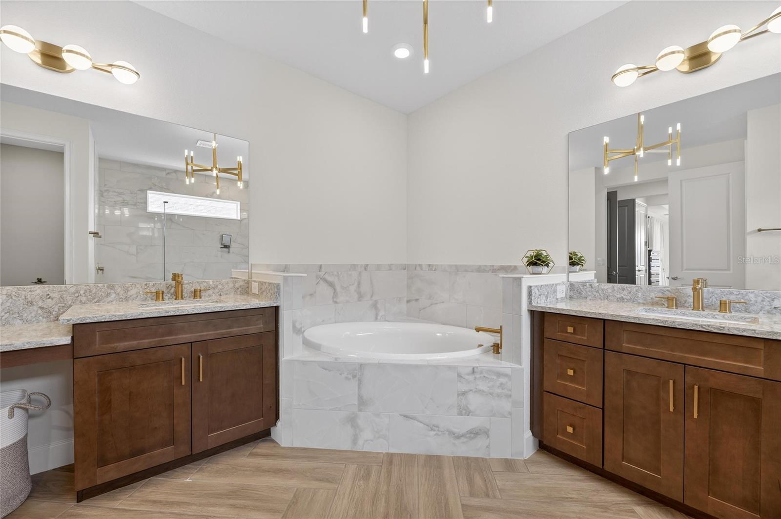 MIRABAY - Residential