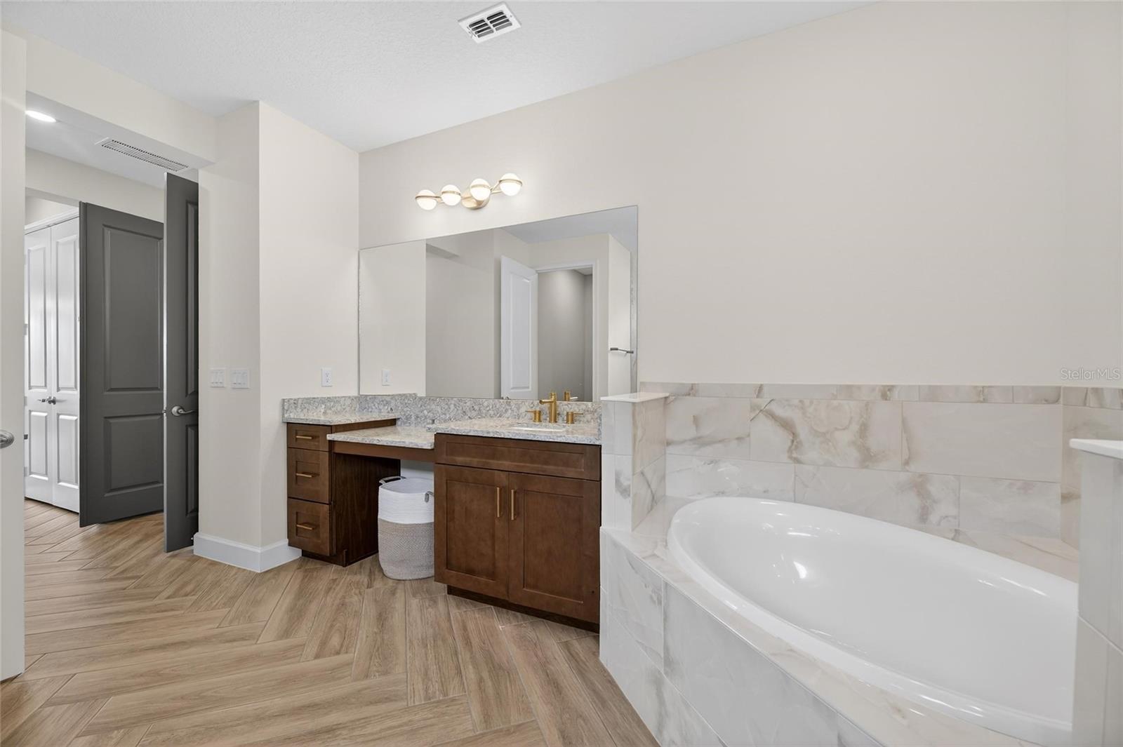 MIRABAY - Residential