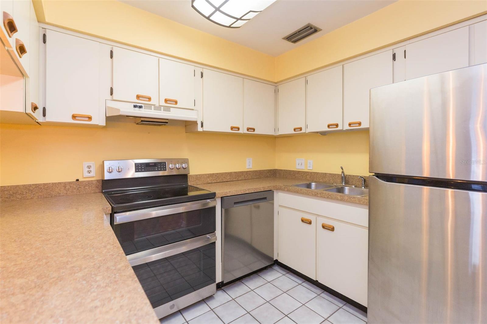 CHARTER MILL TWNHMS A CONDO - Residential