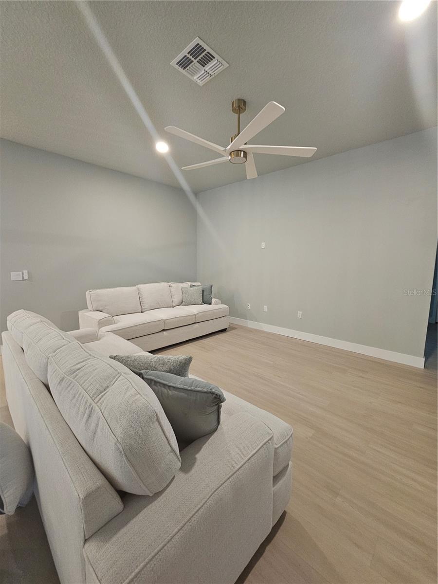 DUPONT LAKE ESTATES SUB 572 - Residential