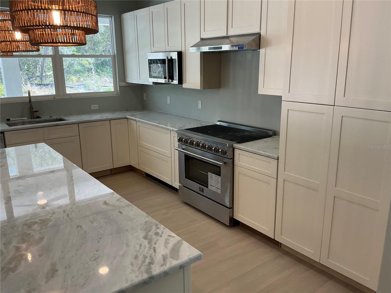 DUPONT LAKE ESTATES SUB 572 - Residential