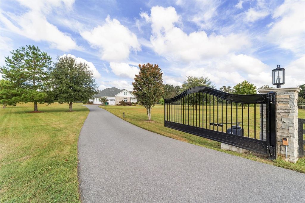 Photo of 10630 NW 153rd Terrace, Alachua, FL 32615 (MLS # GC535032)