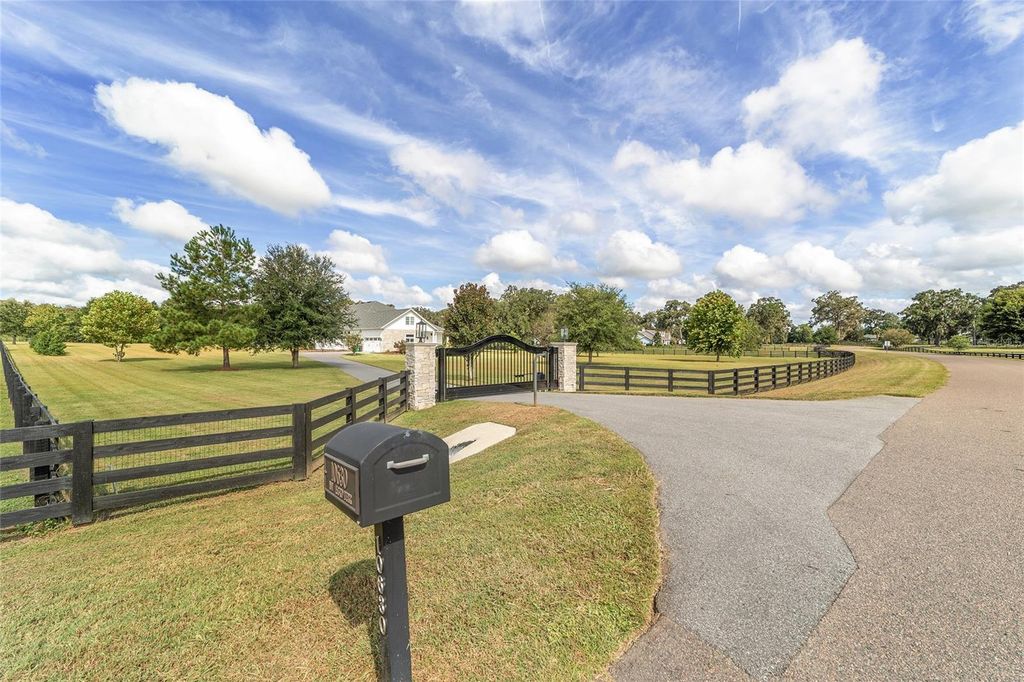 Photo of 10630 NW 153rd Terrace, Alachua, FL 32615 (MLS # GC535032)