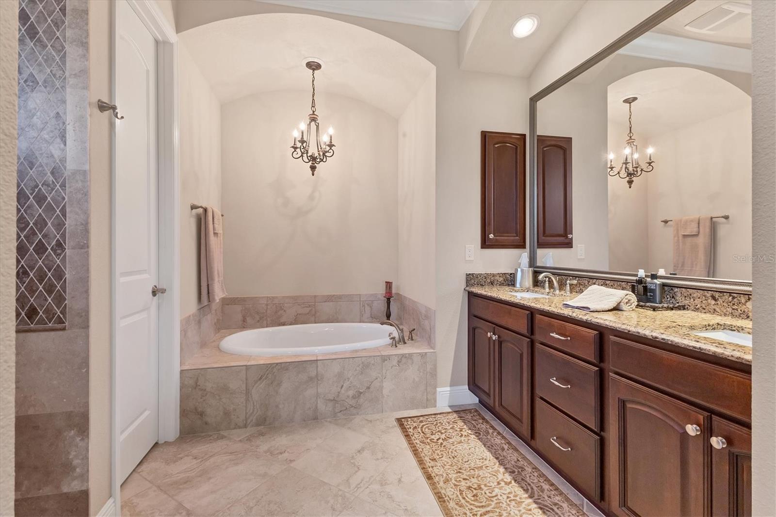 FOUNDERS CLUB - Residential