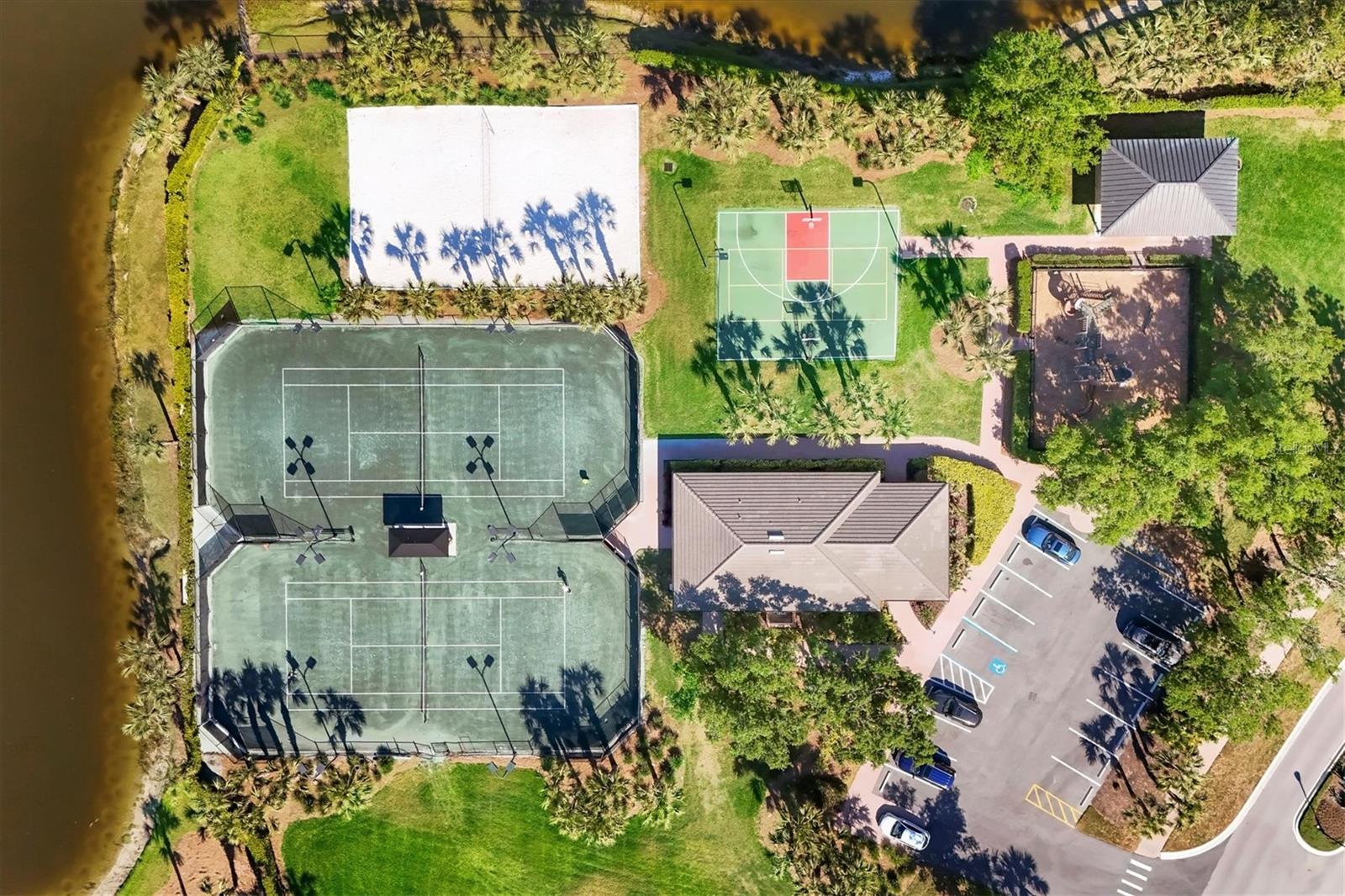 FOUNDERS CLUB - Residential