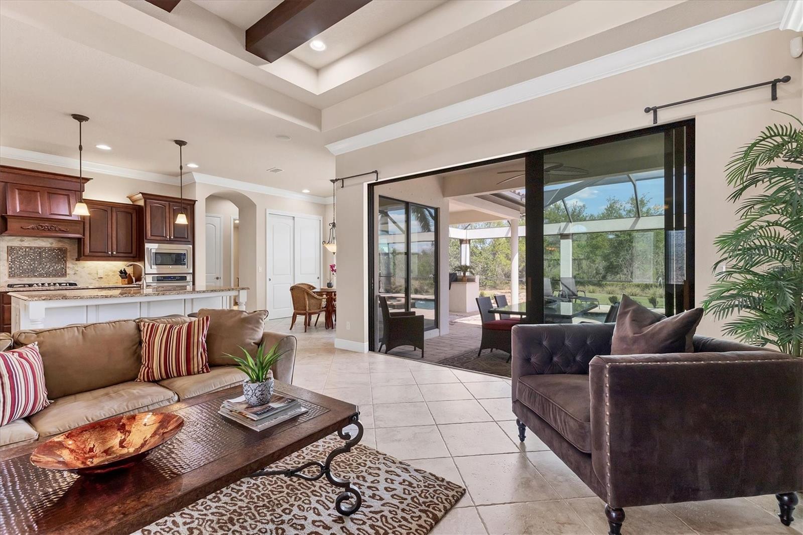 FOUNDERS CLUB - Residential