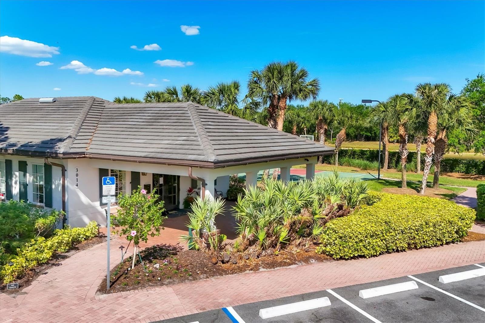 FOUNDERS CLUB - Residential