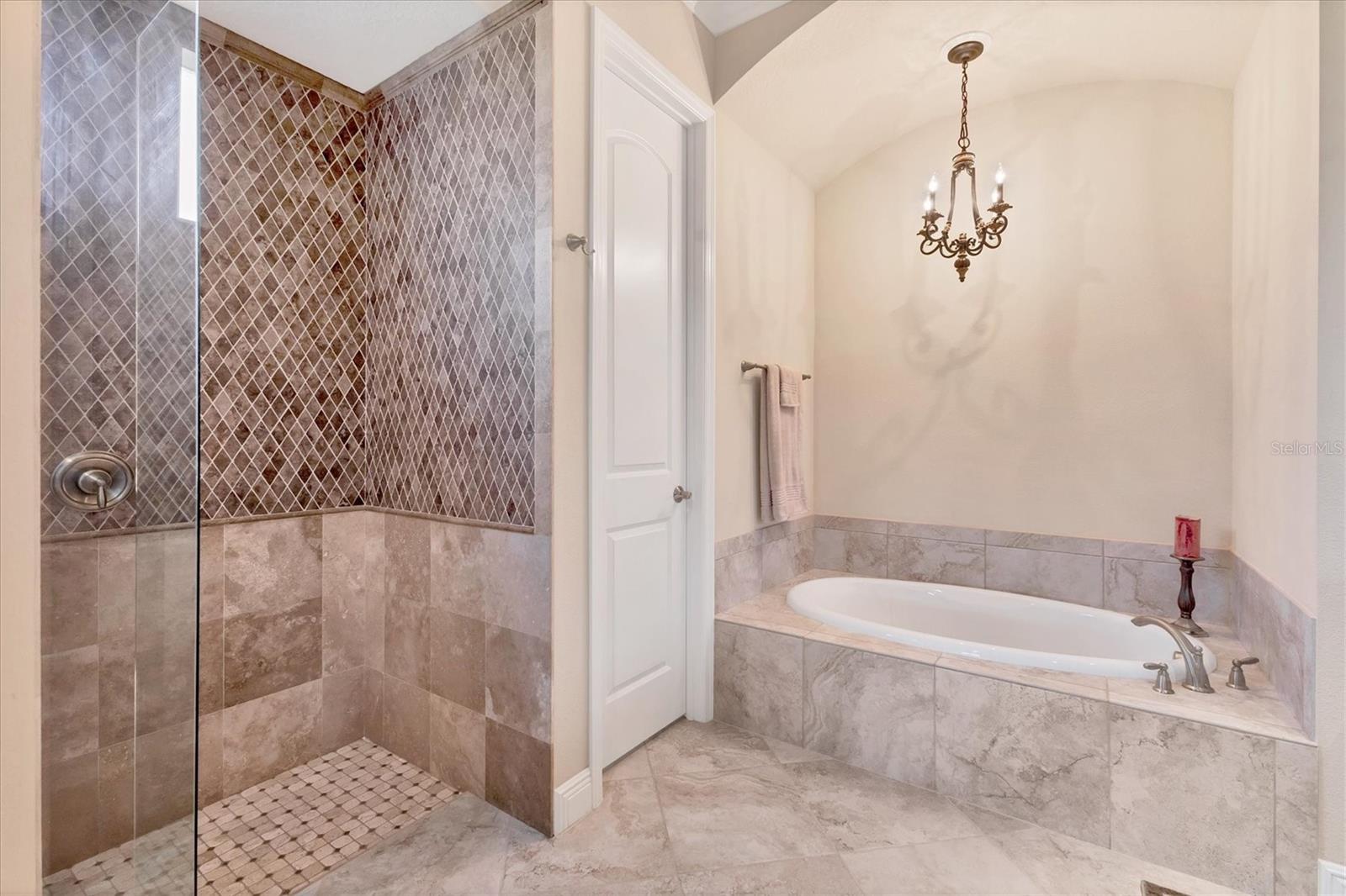 FOUNDERS CLUB - Residential