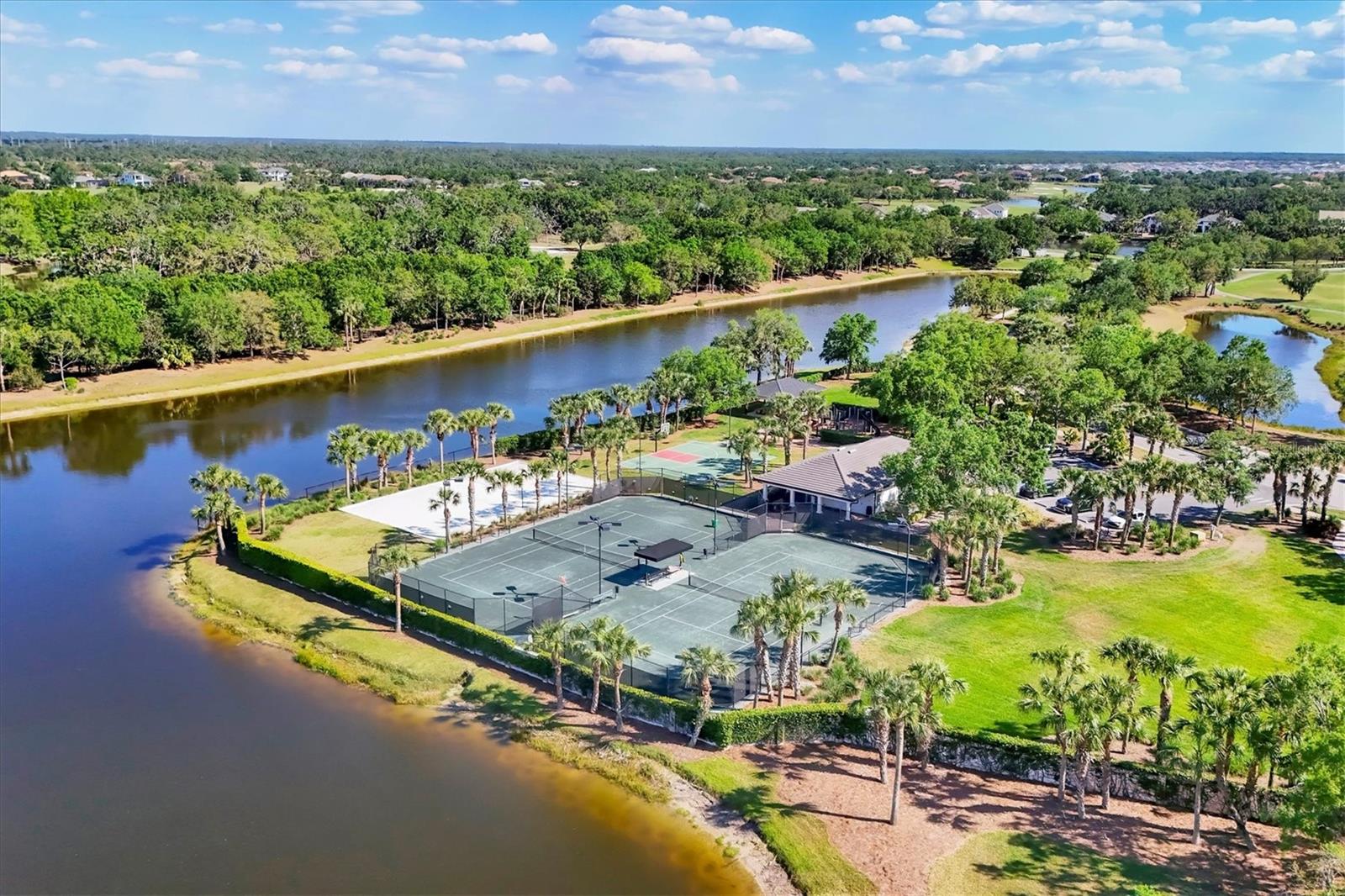 FOUNDERS CLUB - Residential