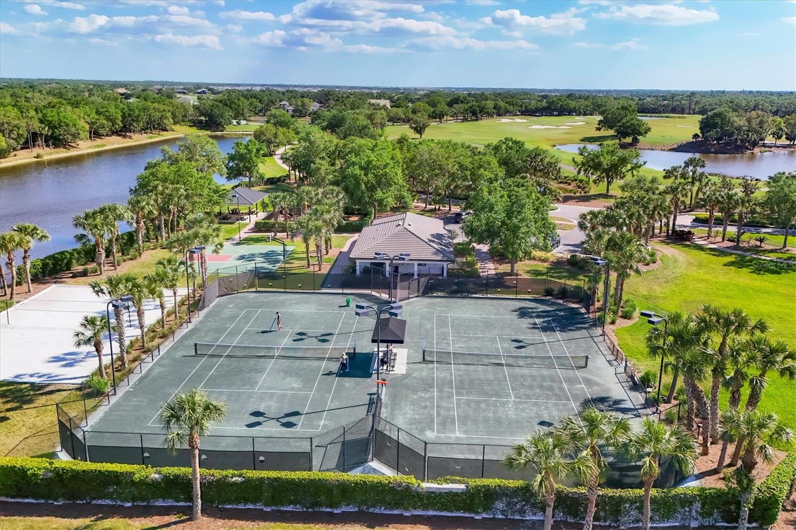 FOUNDERS CLUB - Residential