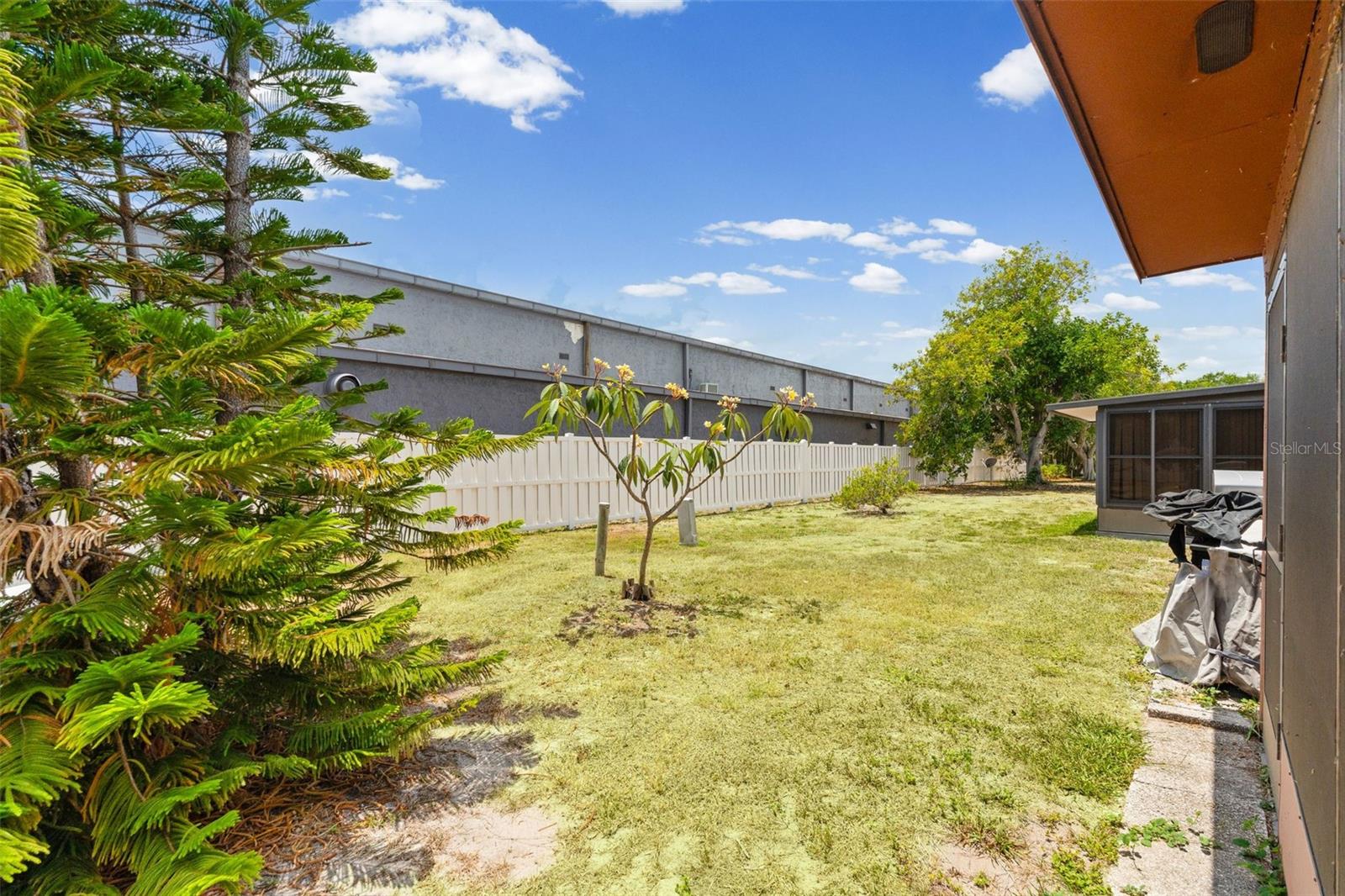 TOWNHOUSES OF LAKESIDE SOUTH - Residential