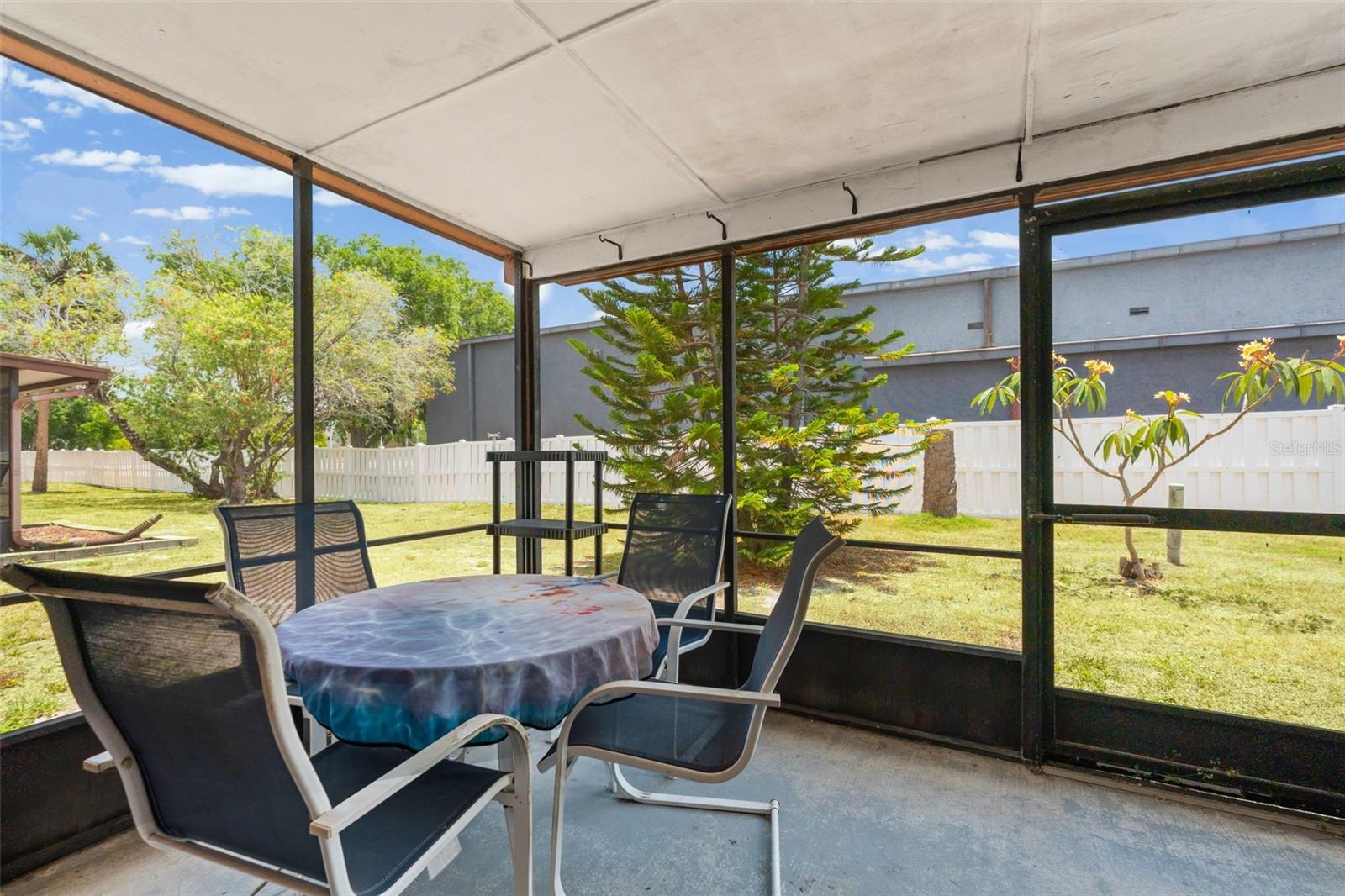TOWNHOUSES OF LAKESIDE SOUTH - Residential