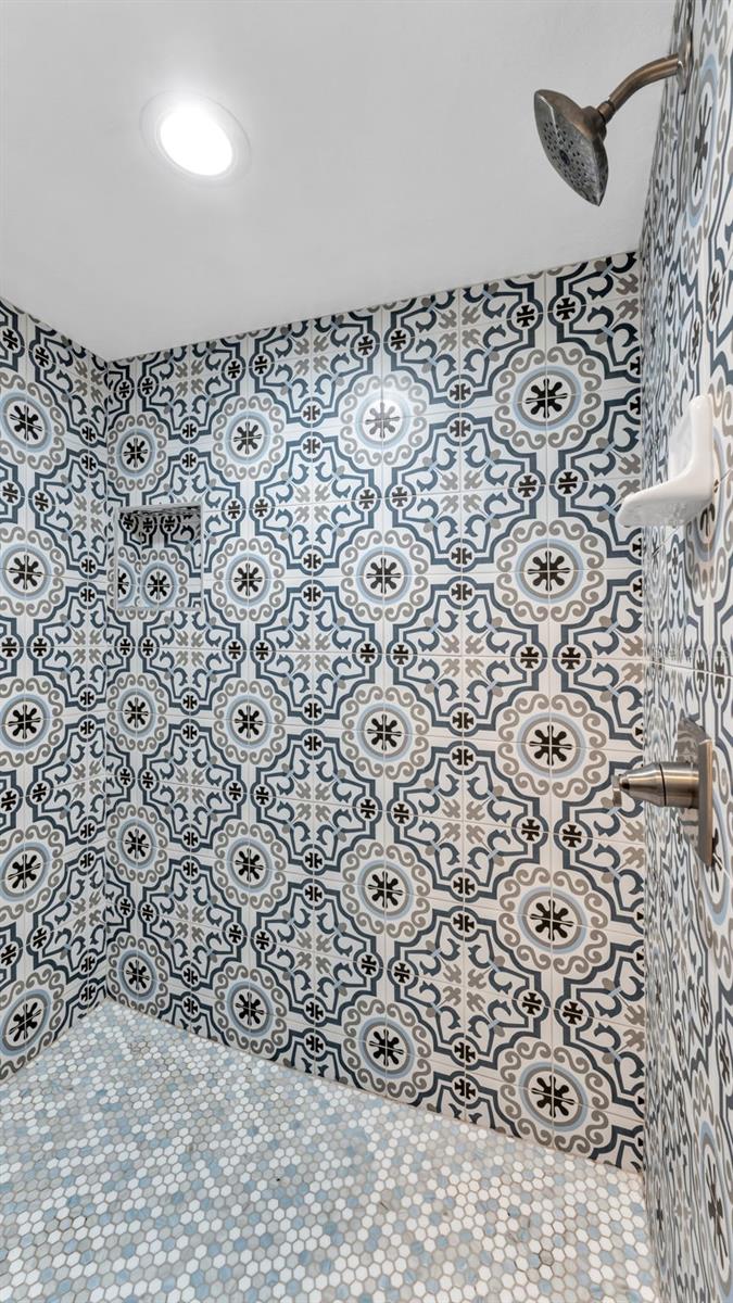 ALTURAS DEV CO SUB - Residential