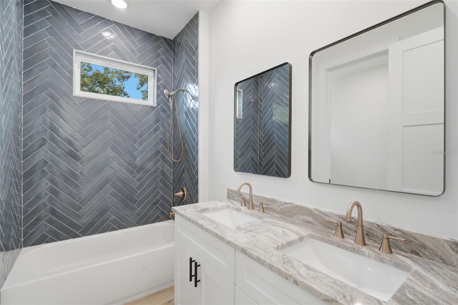 RICHMOND TERRACE - Residential