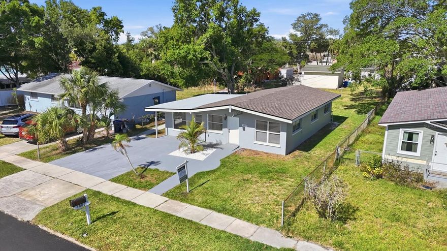 1,236 sq ft property on a 7,700 sq ft lot in a high-growth Palmetto/Bradenton corridor.

Functional layout with new roof already in place, minimizing immediate capital expenses.

Large lot allows for value-add potential, expansion, or improved outdoor use, enhancing long-term upside.

Strong rental potential driven by location, accessibility, and continued area growth.

Ideal for investors, first-time buyers, or buyers seeking a property with both usability and appreciation potential in Manatee County.