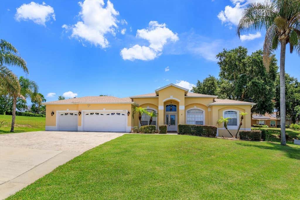 Photo of 12560 Katherine Circle, Clermont, FL 34711 (MLS # G5114359)