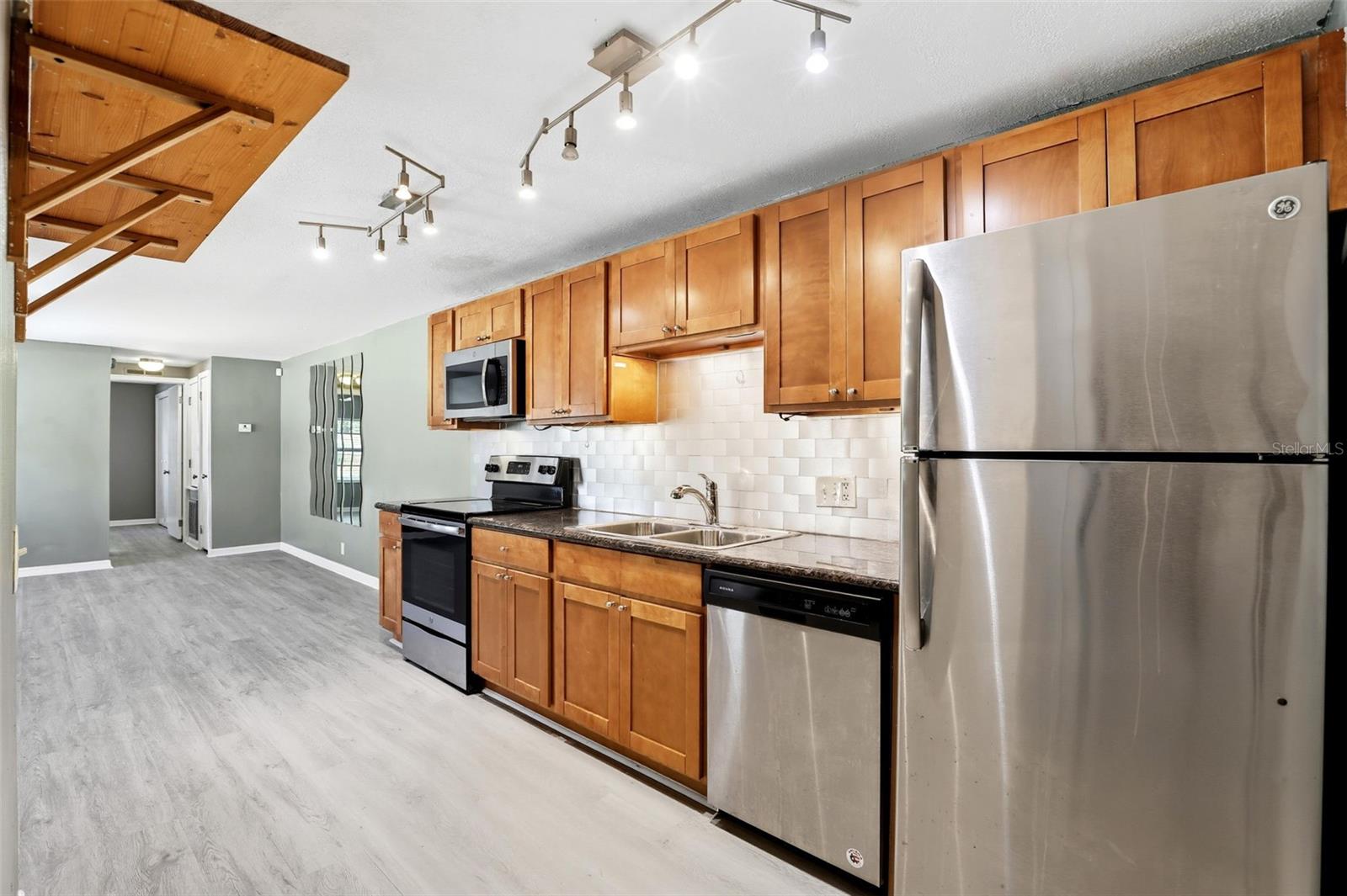 TOWNHOMES WINTER GARDEN - Residential