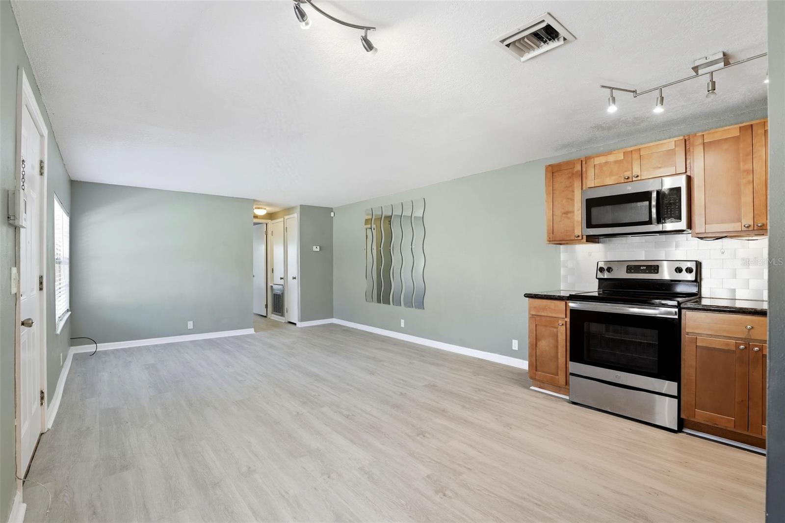 TOWNHOMES WINTER GARDEN - Residential