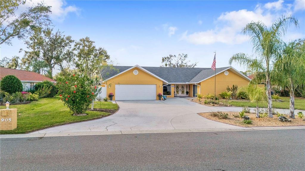 Photo of 1905 Country Club Court, Plant City, FL 33566 (MLS # TB8463303)