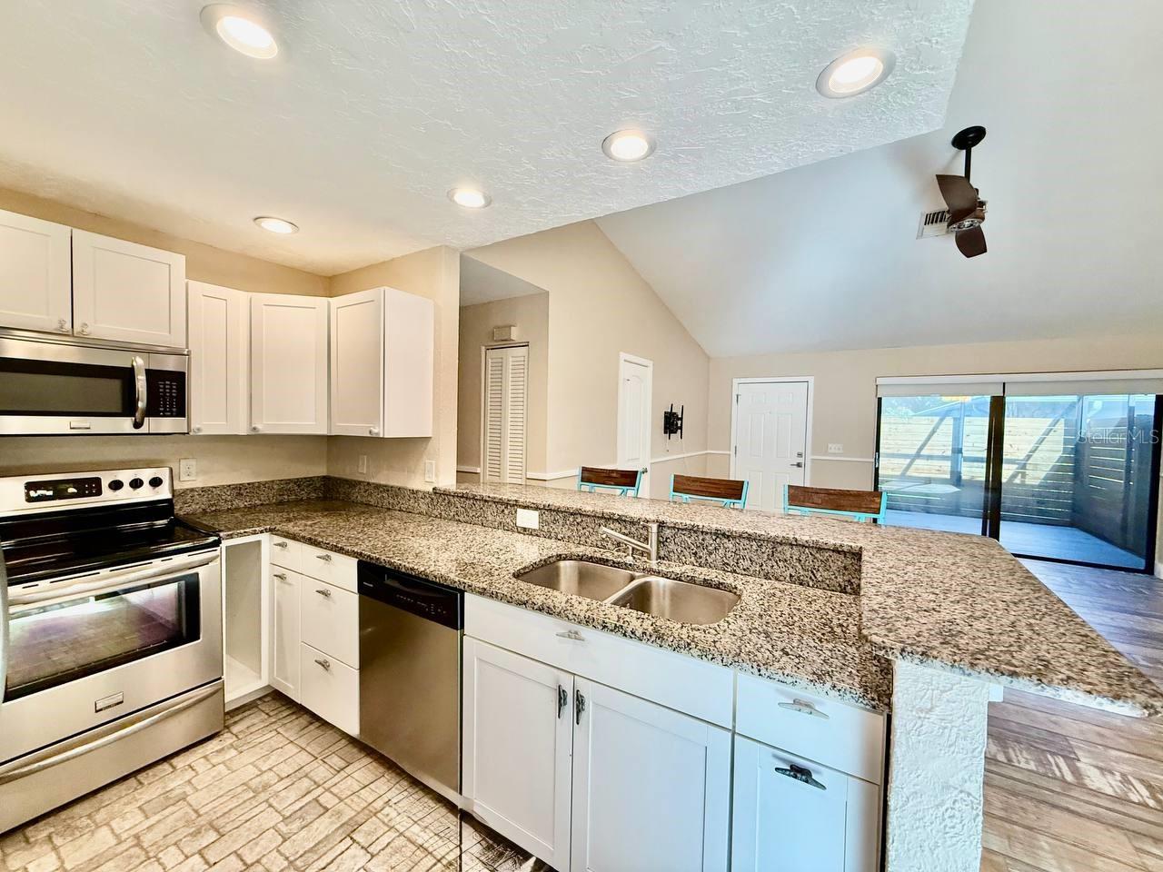 CLUB VILLAS CONDO - Residential Lease