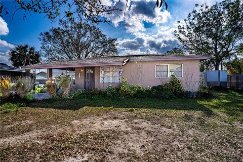 A home in LAKE WALES