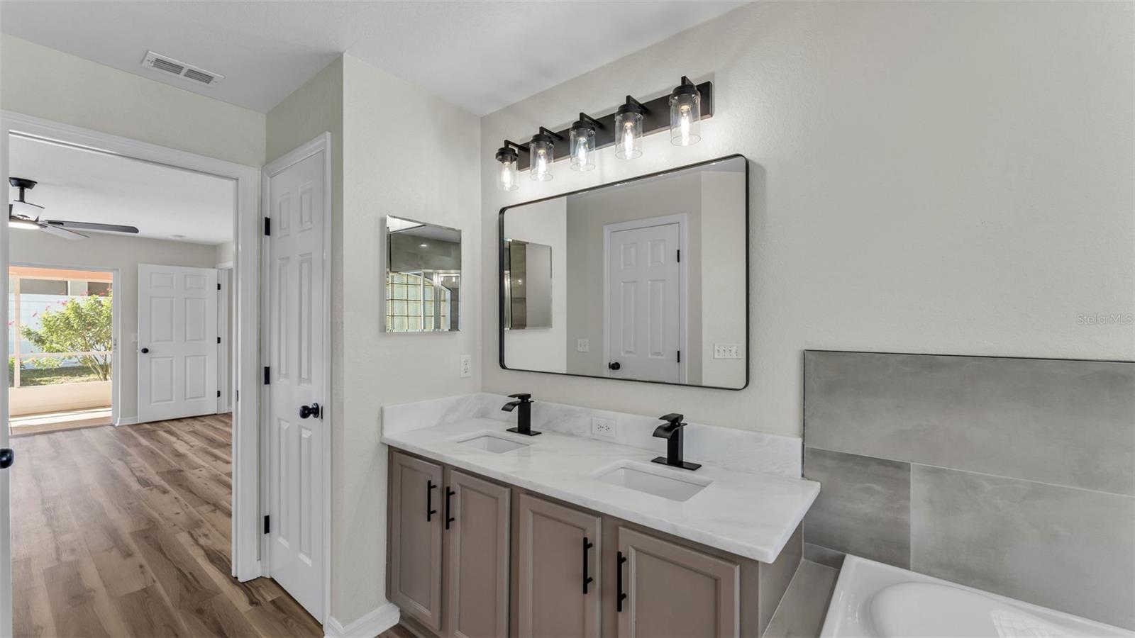 HUNTINGTON RIDGE - Residential