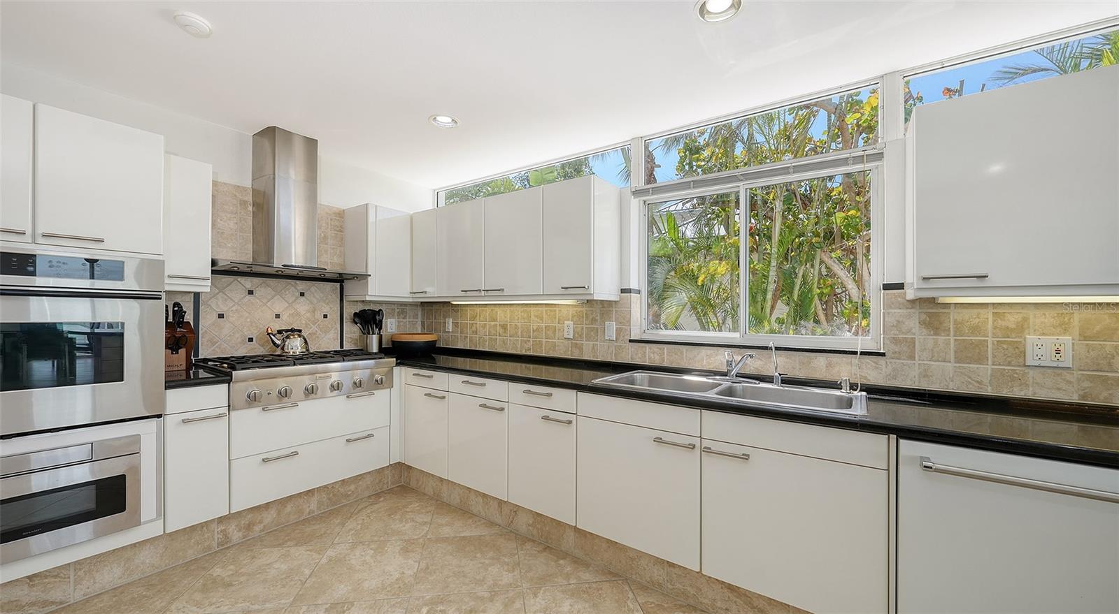 JOHN RINGLING ESTATES ST ARMANDS DIV 01 - Residential