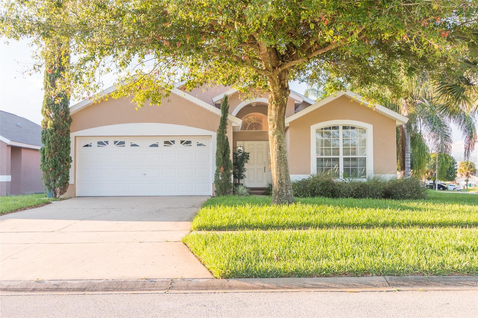 **MOTIVATED Landlord READY TO MAKE A DEAL!!. GREAT LOCATION NEAR THEME PARKS. POOL HOME comes furnished. Is a beautiful and well-maintained community. Nearby theme parks, attractions, shopping, and restaurants are minutes away and complete the picture of a perfect vacation getaway.
