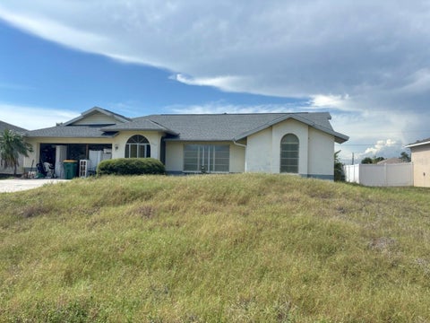 Photo of 10460 Greenway Avenue, Englewood, FL 34224 (MLS # TB8529107)