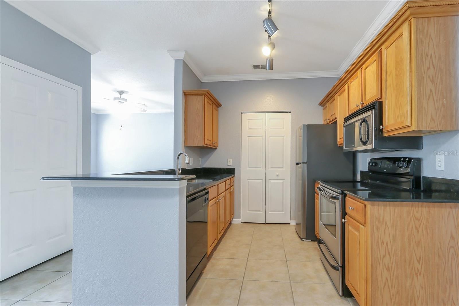 CRESCENT PLACE AT LAKE LOTUS CONDO - Residential