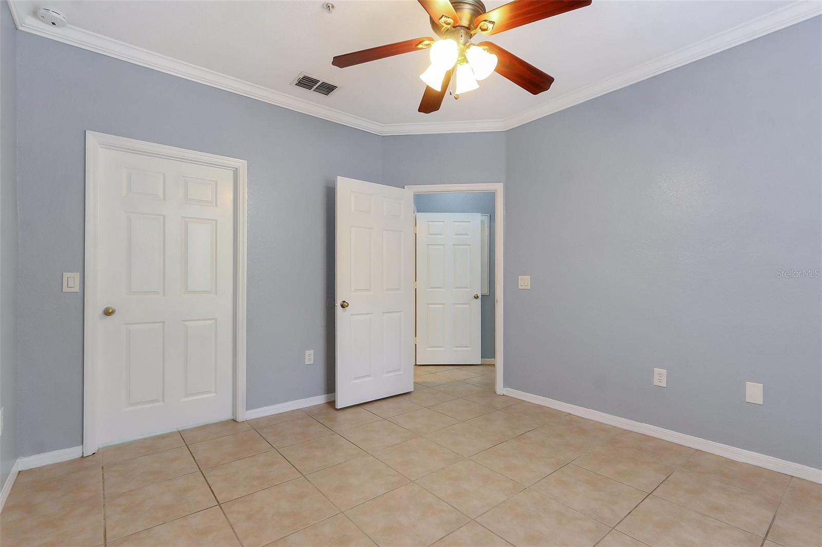 CRESCENT PLACE AT LAKE LOTUS CONDO - Residential
