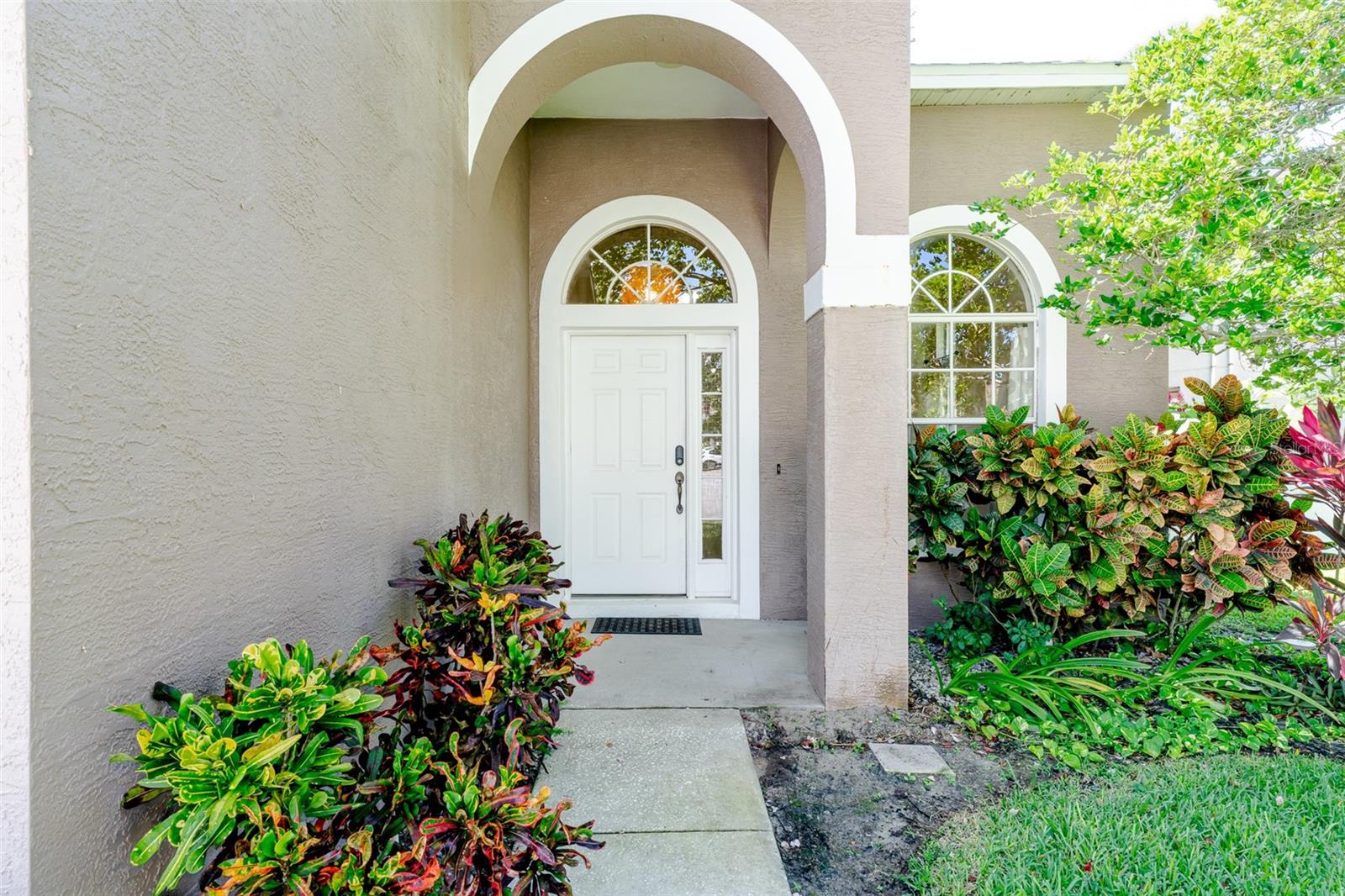 1120 BLUFFS CIRCLE
