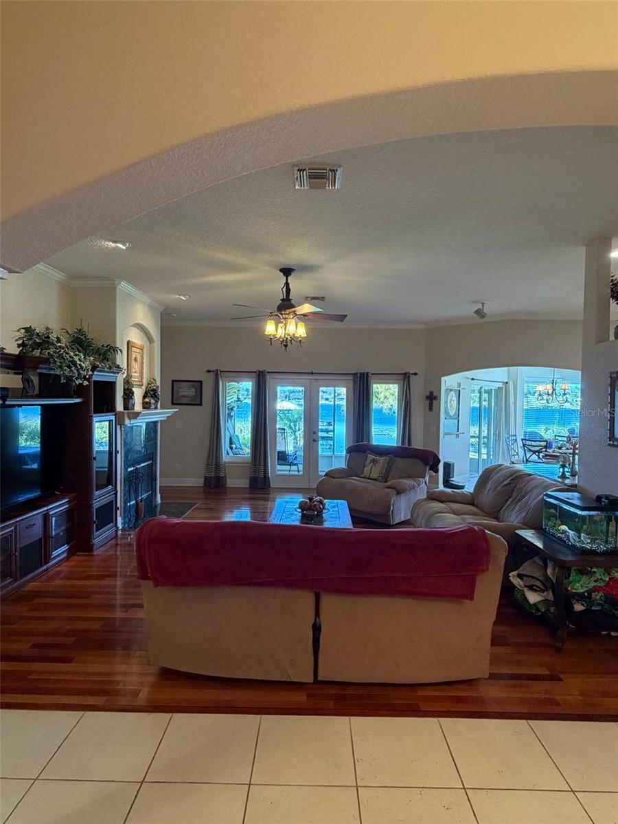 TAVARES LAKE SAUNDERS POINTE LT 01 - Residential