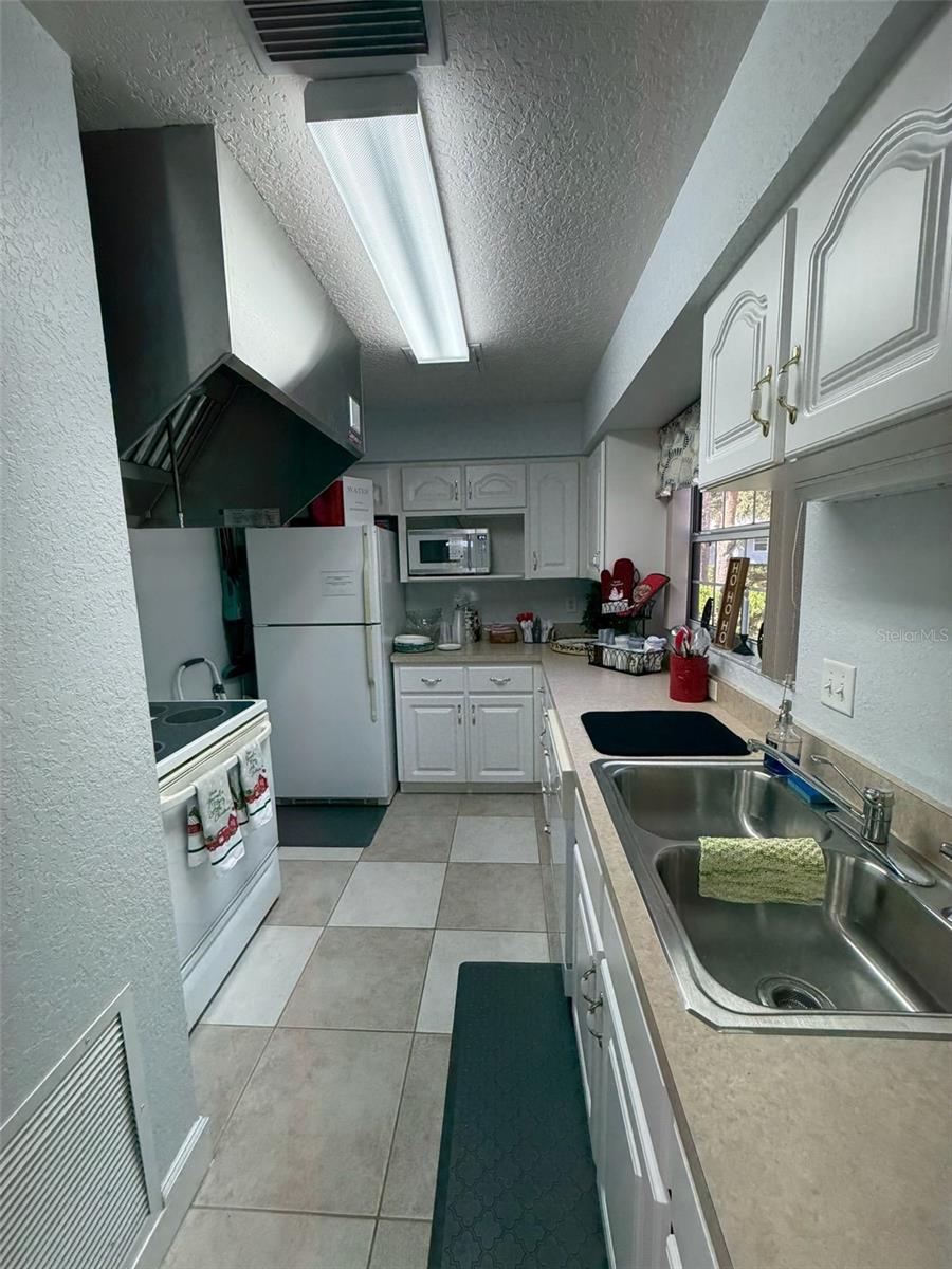 TAVARES LAKE SAUNDERS POINTE LT 01 - Residential