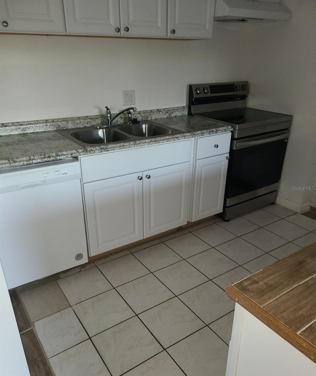 ACORN VILLAGE CONDO PH 05 - Residential