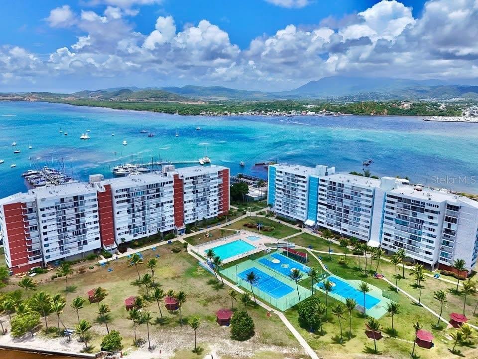 This oceanfront apartment, located on an exclusive private island called Isleta Marina, is officially for sale.
It includes all appliances, furnishings, and air conditioning, ready to enjoy from day one. It's also Airbnb-permitted, making it an excellent investment opportunity.
The island offers unique amenities such as a pool, basketball court, tennis court, restaurant, and boat workshop, providing the perfect combination of comfort and coastal lifestyle. A once-in-a-lifetime opportunity to acquire your piece of paradise in Puerto Rico, in a safe and exclusive location.