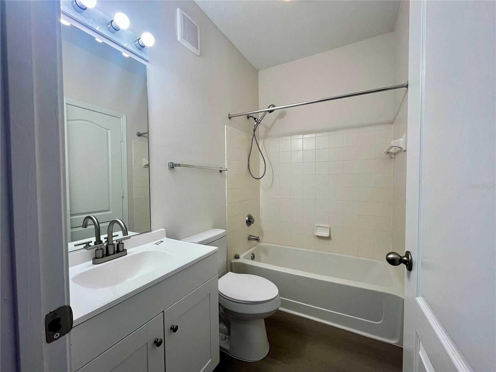 THE VILLAS CONDO - Residential Lease