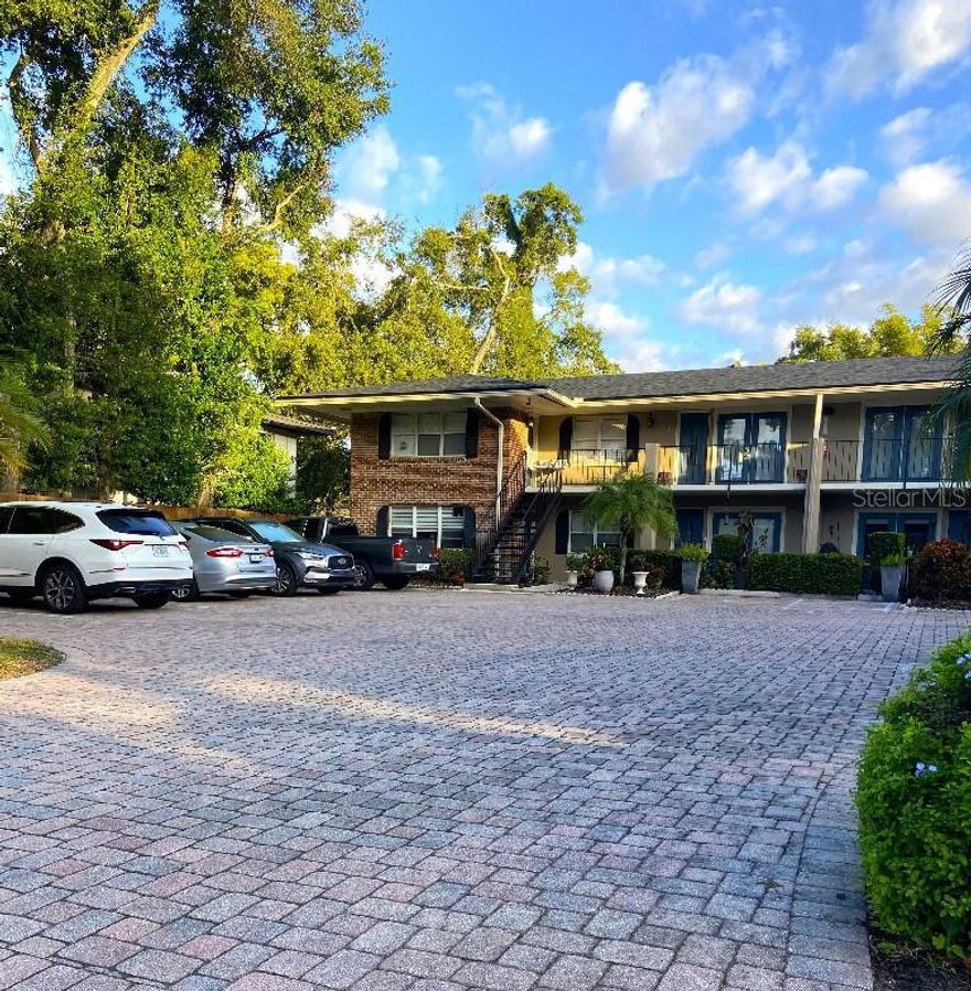 Rare find on a brick road in Lake Eola Height Historic District.  A 1 bedroom, 1 bath condominium, on the ground floor corner units with updated kitchen and bathroom, granite countertops, and new appliances.  Cozy and quiet and only a few minutes’ walk to Lake Eola Park, restaurants, shopping, and major expressways.