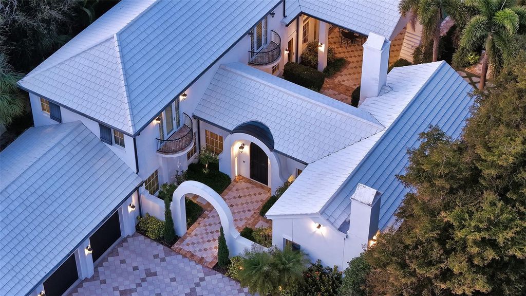 Photo of 1729 Cherokee Drive, Sarasota, FL 34239 (MLS # A4682051)