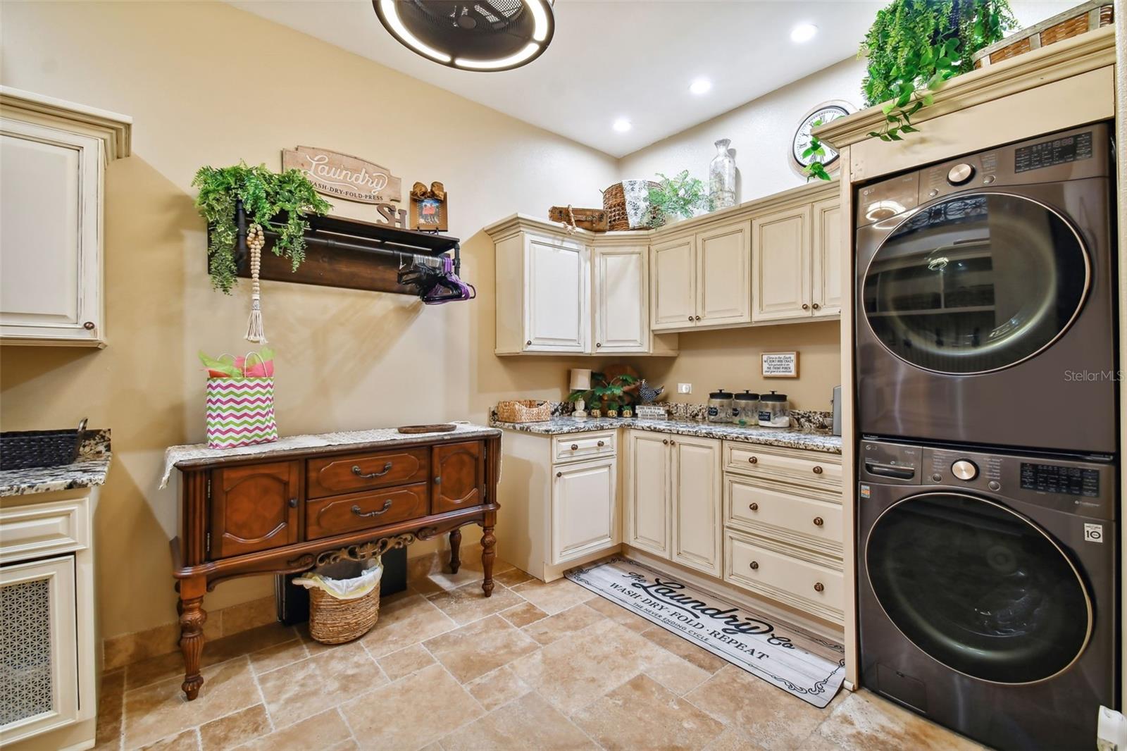 DAVIS ISLANDS PB10 PG52 TO 57 - Residential