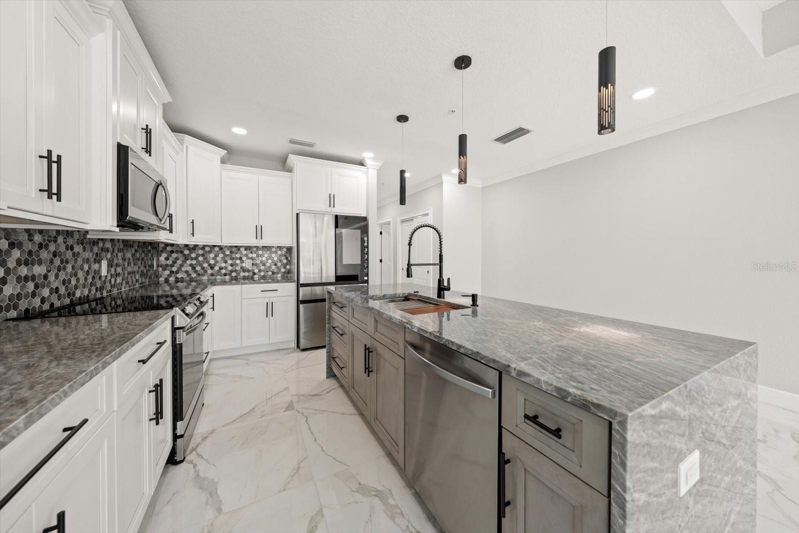 211 DOLPHIN POINT 201