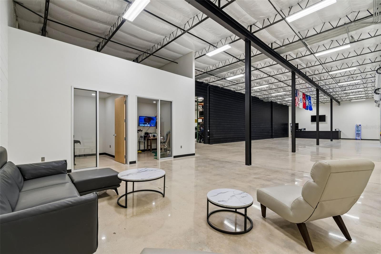 ACREAGE - Commercial Lease