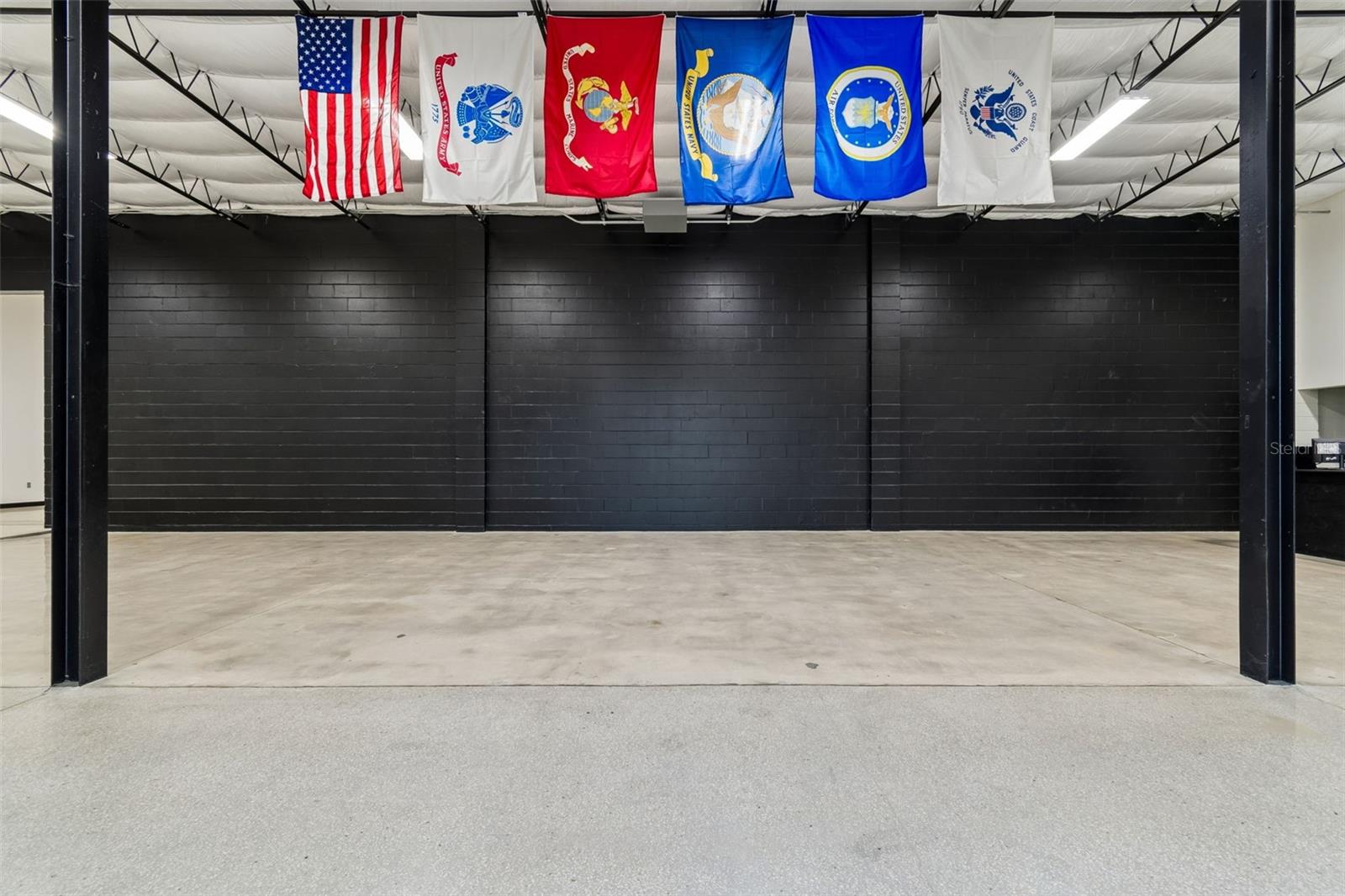 ACREAGE - Commercial Lease