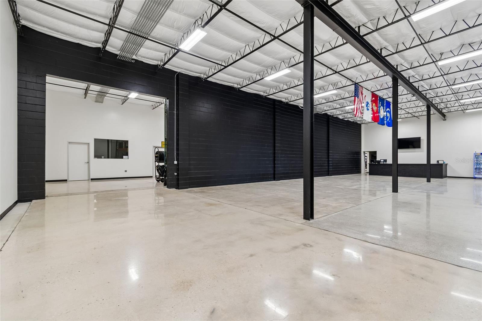 ACREAGE - Commercial Lease