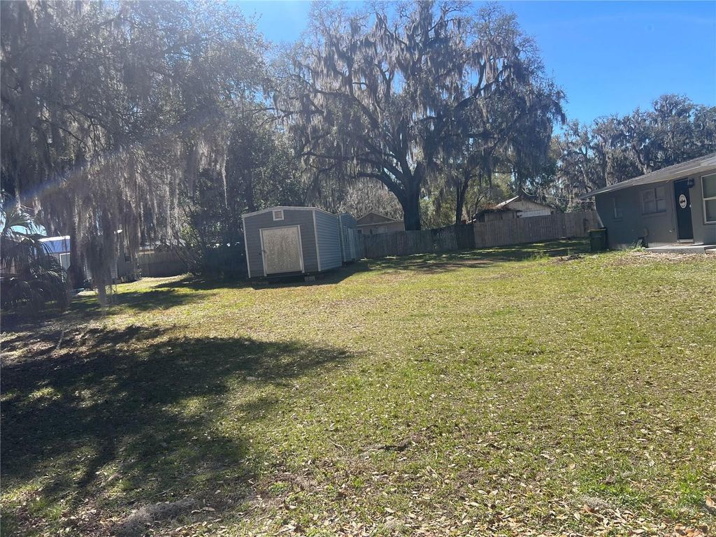 Photo of 2307 Edgewood Avenue, Leesburg, FL 34748 (MLS # G5108784)