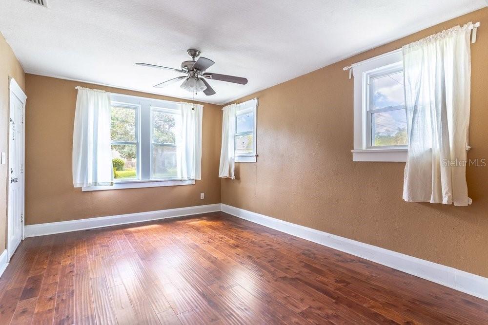 4QE | SUBURB ROYAL - Residential